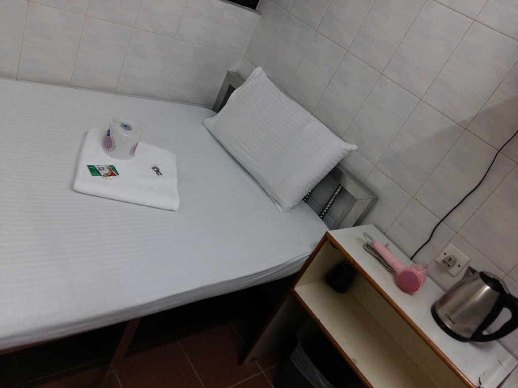 New Yan Yan Guest House Reception 9Th Floor Flat E4 E6 Hong Kong Bagian luar foto